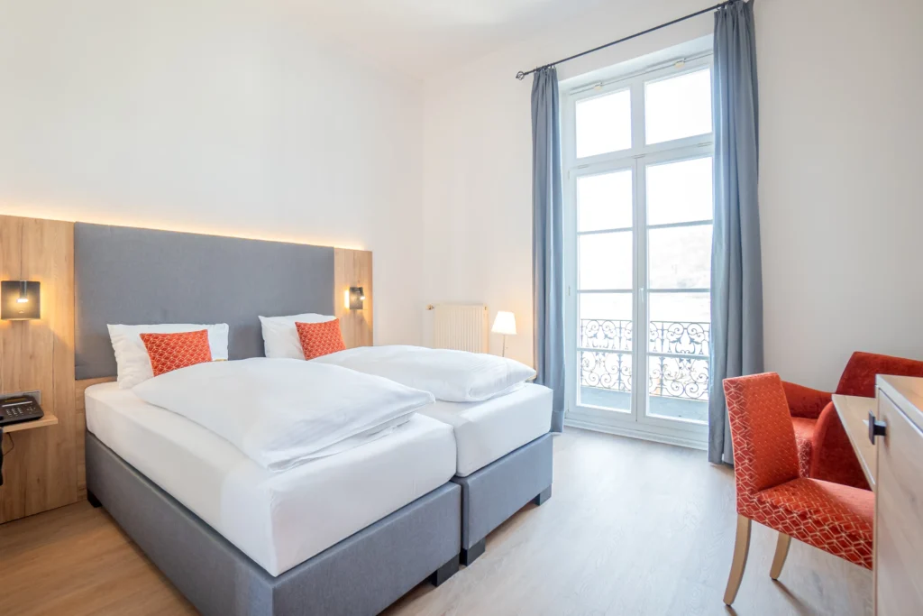 Helles Doppelzimmer im Rheinhotel Schulz in Unkel mit großen Fenstern und Balkon