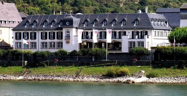 Rheinhotel Schulz an der Rheinpromenade in Unkel, vom Rhein aus gesehen