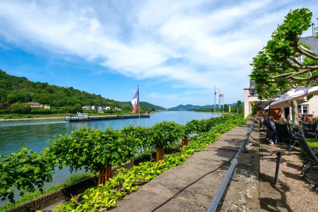 Freie Trauung auf der Terrasse des Rheinhotel Schulz direkt am Rhein in Unkel